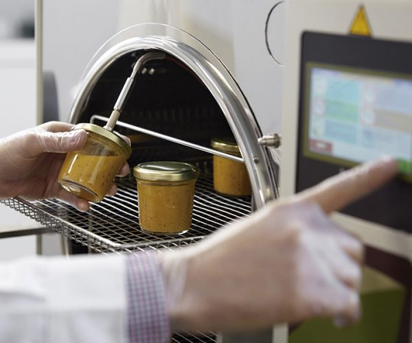 Image temporaire : mise en place de bocaux dans un autoclave.