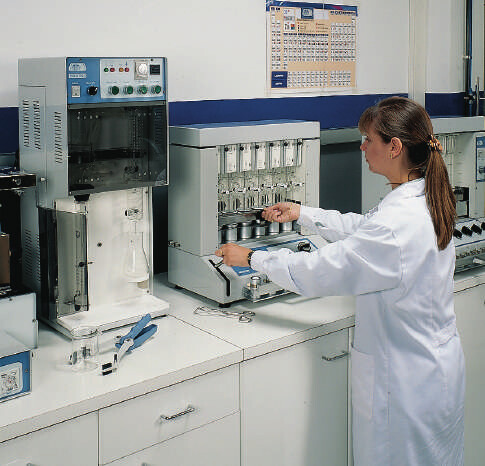 Technicienne utilisant un système d’extraction et d’analyse en laboratoire.