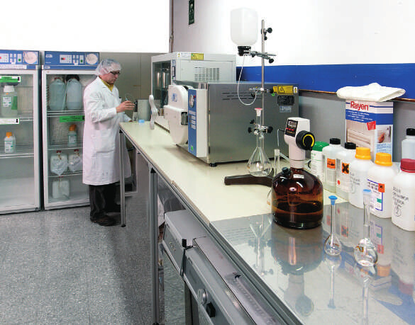 Laboratoire équipé d’un autoclave de paillasse, de verrerie et de réactifs.